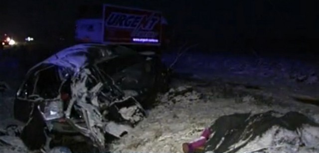(VIDEO)Imagini terifiante! Doua politiste de la IPJ Bacau au fost strivite in urma unui accident petrecut aseara in Buzau – 10.02.2013! Mergeau cu viteza si au intrat pe contrasens sub rotile unui camion