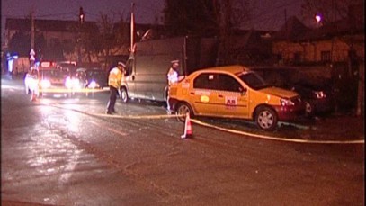 Accident in Ilfov! Un taximetrist a pierdut controlul volanului si a lovit alte doua masini parcate dupa ce clientul a tras frana de mana