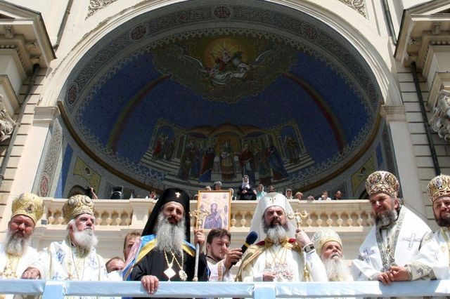 Mitropolia Moldovei si Bucovinei cere ca numele lui Dumnezeu sa apara in Constitutie. Vezi ce alte propuneri au fetele bisericesti cu referire la rolul Bisericii in societate