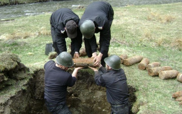 Peste o mie de cartuse de razboi, o grenada, dar si o mina antitanc au fost gasite in padurea de la Balc. Munitia a fost descoperita in timpul efectuarii sapaturilor pentru reimpadurirea unei zone a padurii (VIDEO)