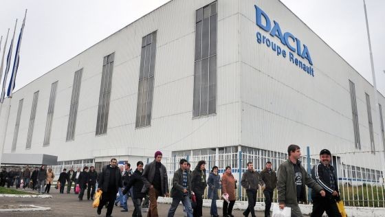 Protest spontan la uzinele Dacia din Mioveni: 5.000 de angajati au incetat lucrul, nemultumiti de  noul contract de munca