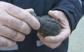 Un numar de 24 de grenade au fost descoperite pe malul raului Siret in comuna bacauana Letea Veche. Un echipaj ISU Bacau s-a deplasat la fata locului pentru a ridica munitia