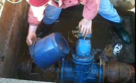 Locuitorii din zona Podu Ros, revoltati in cauza unei intreruperi de apa! Muncitorii de la ApaVital se chinuie sa repare o avarie care i-a lasat pe oameni fara apa rece de astazi (11.04.2013) de la amiaza