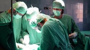 Medicii clujeni au realizat o operatie in premiera medicala internationala in care au refacut mandibula unui barbat de 44 ani prin transplant
