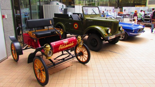 Automobile vechi de colectie, inscrise in Retromobil Club Romania, vor fi prezentate sambata (20.04.2013), la Bucuresti, in cadrul paradei Retromobil pe Drumul Vinului