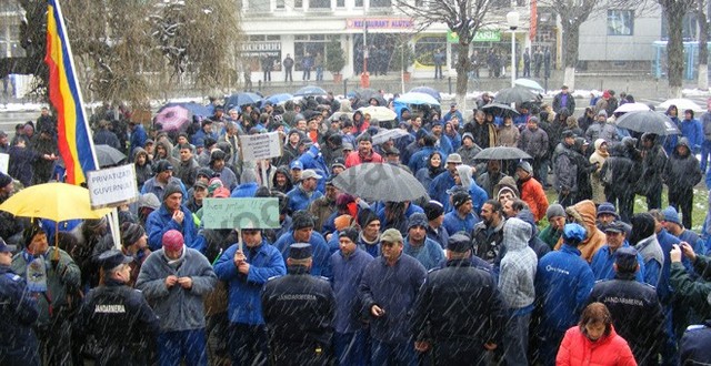 Protestele continua la Oltchim. Aproximativ 300 de salariati au iesit din nou joi dimineata (04.04.2013) in curtea combinatului pentru a protesta