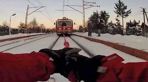 De necrezut! Un tanar din Polonia si-a pus schiurile si s-a agatat de vagonul unui tren. Politia il cauta ca sa il amendeze