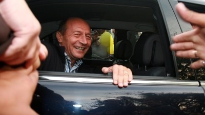 Presedintele Traian Basescu a declarat ca in conditiile in care structura populatiei se schimba, trebuie luate masuri astfel incat copiii romi sa mearga la scoala, pentru a fi la fel de instruiti ca majoritarii