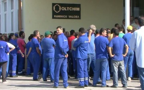 Peste 100 de muncitori de la combinatul Oltchim Ramnicu Valcea protesteaza, joi 4 iulie, nemultumiti fiind de faptul ca nu si-au mai primit salariile pentru luna mai