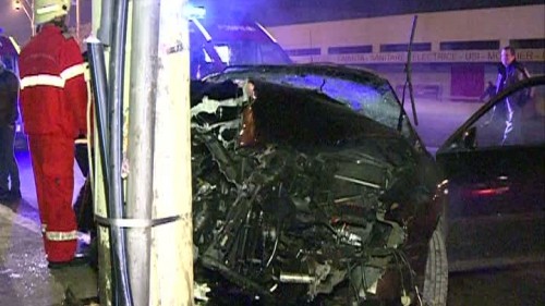 Patru tineri au ajuns la spital dupa ce au intrat cu masina intr-un stalp. Accidentul a avut loc luni (02.12.2013) pe bulevardul Timisoara din sectorul 6 Bucuresti