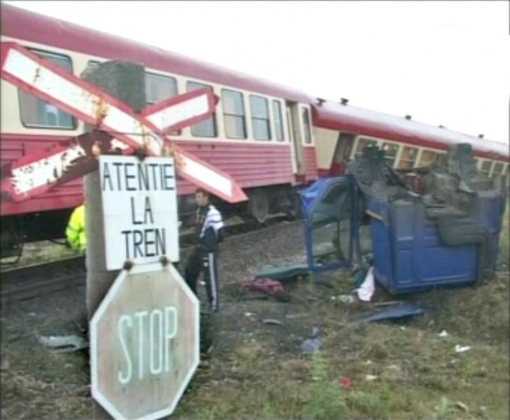 Accident feroviar grav in Harghita, miercuri dimineata (04.12.2013)! Soferul unui autovehicul a fortat trecerea la nivel cu calea ferata de pe DN 13 A, la iesire din Praid,  moment in care s-a produs coliziunea cu un tren regio de persoane