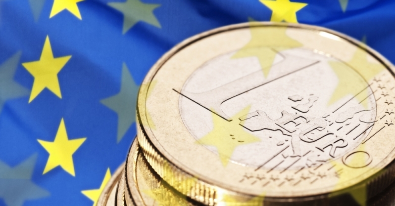 Euro a coborât la cel mai scăzut nivel din ultimii nouă ani faţă de dolar