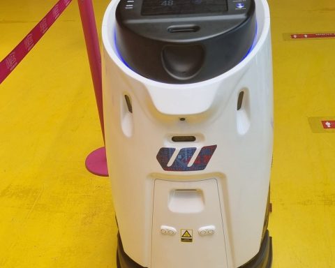 Iată robotul care va curăța T4 de la Aeroportul Iași